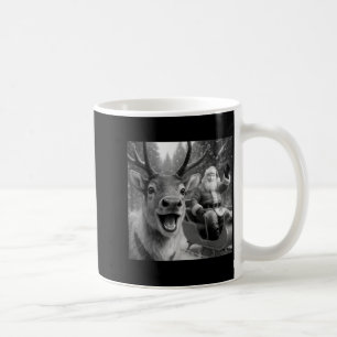 Lustiger Weihnachtsmann im Schlitten mit Rentier W Kaffeetasse