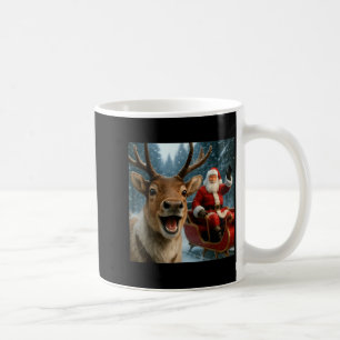 Lustiger Weihnachtsmann im Schlitten mit Rentier W Kaffeetasse