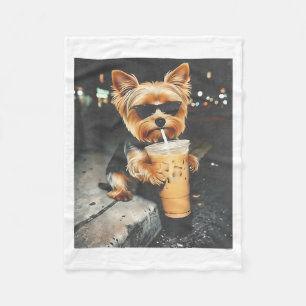 Lustiger Yorkie trinkt eisgekühlten Kaffee, süßer Fleecedecke