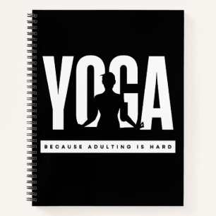 Lustiger Zitat Yoga, weil Erwachsenwerden schwer i Notizbuch