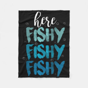 Lustiges Angeln hier Fischliebe Sommer See Geschen Fleecedecke