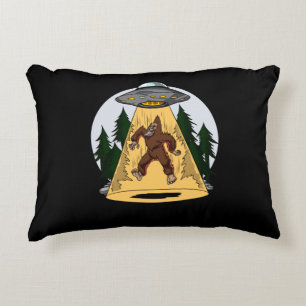 Lustiges Bigfoot-alien-Abduktions-Raum UFO Dekokissen