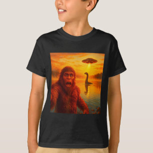 Lustiges Bigfoot-Selfie mit dem Loch-Ness-Monster T-Shirt