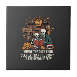 Lustiges Buchliebhaber Halloween Skelett Bibliothe Fliese
