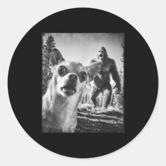 Lustiges Chihuahua-Selfie mit Bigfoot Sasquatch Kr Runder Aufkleber
