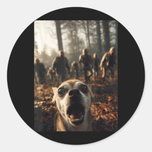 Lustiges Chihuahua-Selfie mit Zombie-Wald Runder Aufkleber