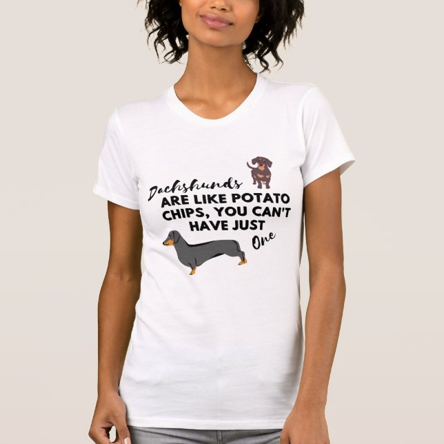 lustiges Dog-Zitat: Dackeln und Kartoffelchips T-Shirt (Vorderseite)