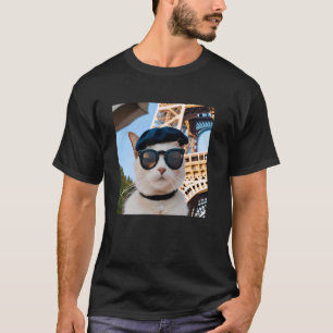 Lustiges Frankreich Eiffelturm Katze mit einer Bas T-Shirt