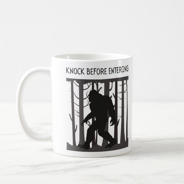 lustiges Großfuß-Silhouette-Klopfen vor dem Eintre Kaffeetasse (Links)