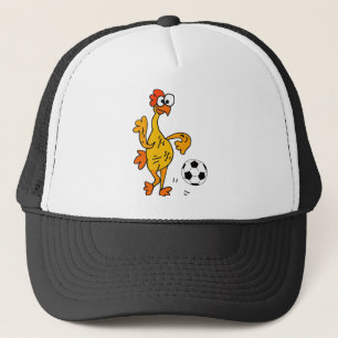Lustiges Gummihuhn, das Fußball-Cartoon spielt Truckerkappe