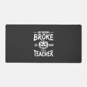 Lustiges Halloween Lehrer Besen kaputt Design Schreibtischunterlage