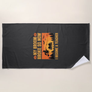 Lustiges Halloween-Lehrer-Besengin-Design (2) Strandtuch