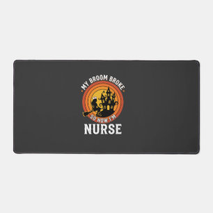 Lustiges Halloween-Nurse-Hexen-Besen-Kostüm-Grafik Schreibtischunterlage