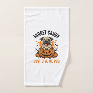 Lustiges Halloween Pug Vergiss Candy-Shirt-Design_ Handtuch