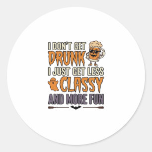 Lustiges Halloween-Trinken Weniger Klasse T-Shirt- Runder Aufkleber