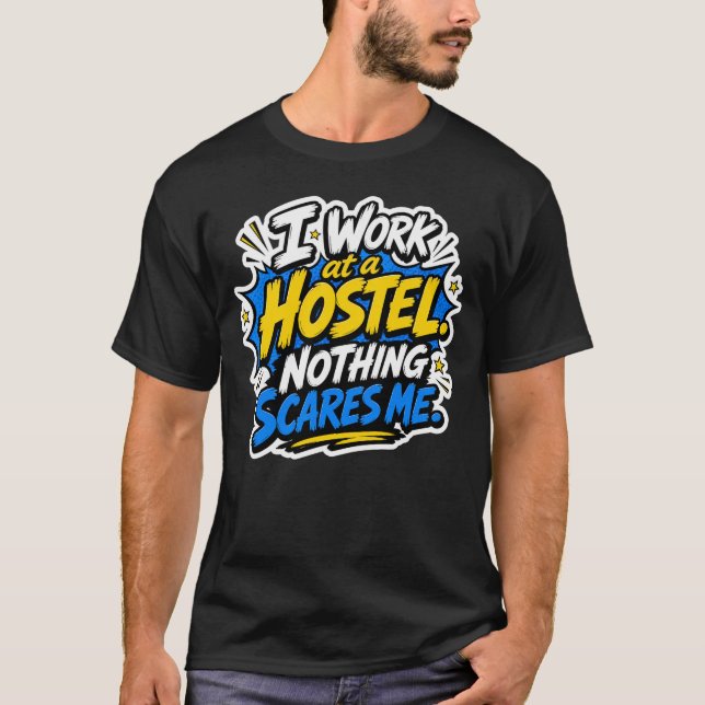 Lustiges Hostel-Mitarbeiter T-Shirt  (Vorderseite)