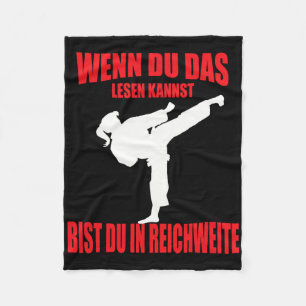 Lustiges Karate-Kickboxen-Taekwondo-Mädchen Fleecedecke