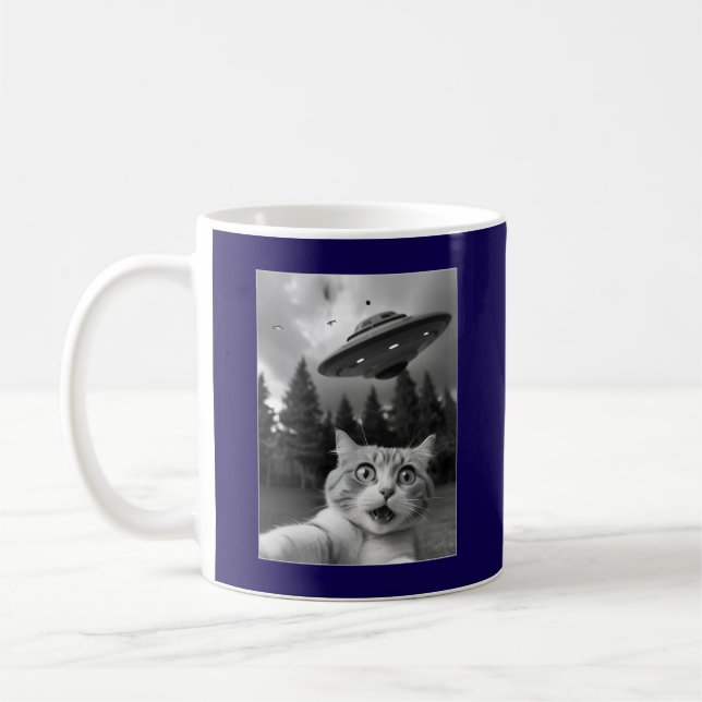 Lustiges Katzen-Selfie mit UFO-Alien-Drohnen Kaffeetasse (Links)