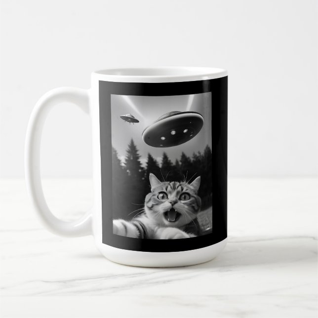 Lustiges Katzen-Selfie mit UFO-Alien Kaffeetasse (Links)