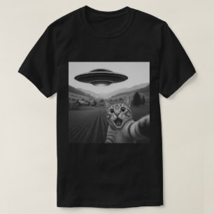 Lustiges Katzen-Selfie mit UFO, Alien-Raumschiff & T-Shirt