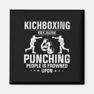 Lustiges Kickboxen, weil das Schlagen von Menschen Magnet