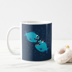 Lustiges Klatschen-blaue Cartoonpiranha-Fische Kaffeetasse