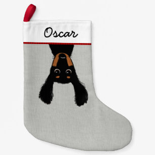 Lustiges langhaariges kleiner weihnachtsstrumpf