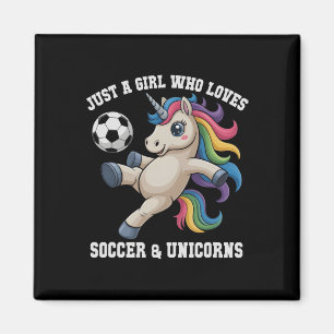 Lustiges Mädchen, das Fußball Einhörner Kinder lie Magnet