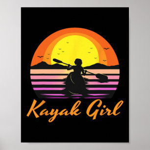 Lustiges Mädchen im Kayak beim Kayaking Sonnenunte Poster