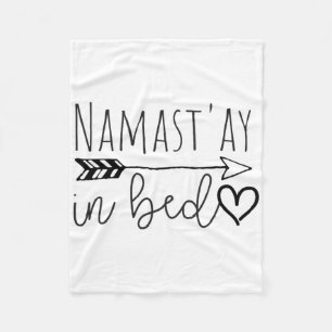 Lustiges Namastay Im Bett Yoga Faules Mädchen Gesc Fleecedecke