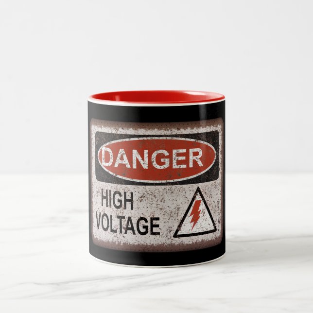 Lustiges Nerd-Geschenk. Gefahr, Hochspannung. Zweifarbige Tasse (Mittel)