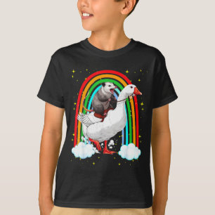 Lustiges Opossum reitet Gans Regenbogen chaotische T-Shirt