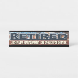 Lustiges pensioniertes Ruhestands-überflüssiges Schreibtischnamensplakette