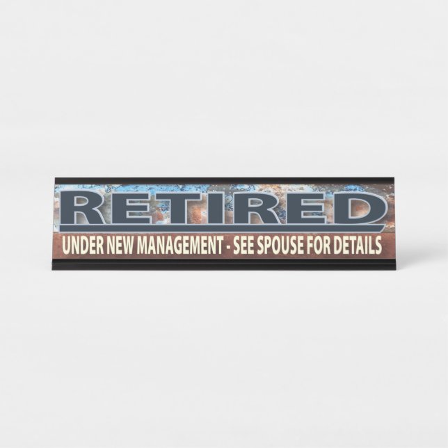 Lustiges pensioniertes Ruhestands-überflüssiges Schreibtischnamensplakette (Vorderseite )
