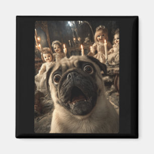 Lustiges Pug-Selfie mit gruseligen Puppen Gruselig Magnet