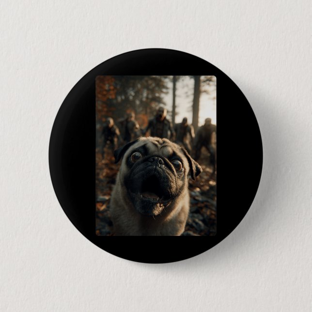 Lustiges Pug-Selfie mit Zombies spooky Forest Button (Vorderseite)