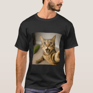 Lustiges schockiertes Katzen-Selfie mit Gurken-Mem T-Shirt