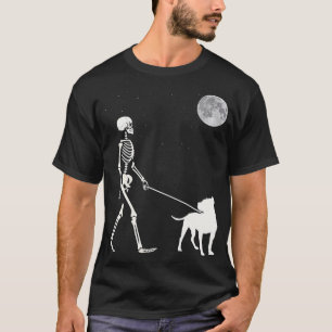 Lustiges Skelett, das mit Pitbull-Hund im Vollmond T-Shirt