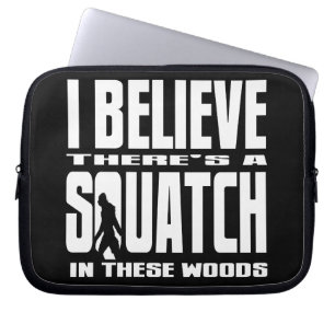 Lustiges Squatch in diesem Holz! (Schwarzes) Laptopschutzhülle