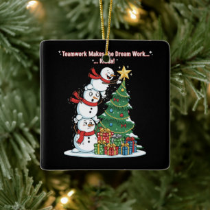 Lustiges Teamwork-Schneemann "Klappt irgendwie" We Keramikornament