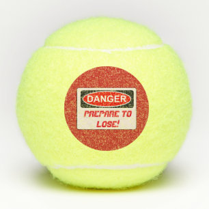 Lustiges Tennis bereiten vor sich zu verlieren Tennisbälle