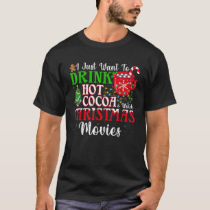 Lustiges Trinken heißer Schokolade und Ansehen von T-Shirt