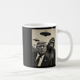 Lustiges Trump-Bigfoot-Selfie mit UFOs seltsamer A Kaffeetasse