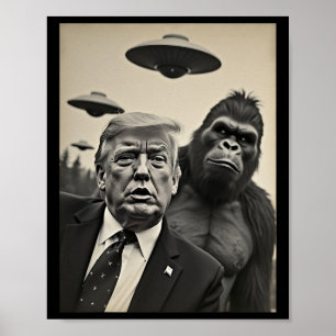 Lustiges Trump-Bigfoot-Selfie mit UFOs seltsamer A Poster