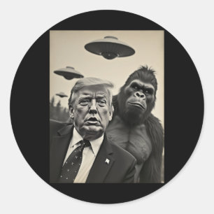Lustiges Trump-Bigfoot-Selfie mit UFOs seltsamer A Runder Aufkleber