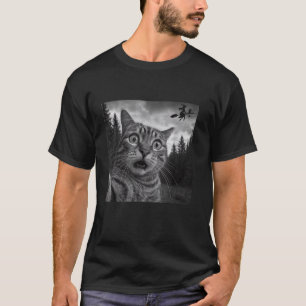 Lustiges überrascht erschrockenes Katzenselfie mit T-Shirt