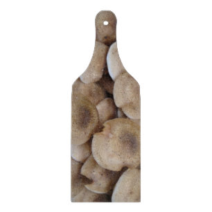 lustiges, vegulierbares Bild von frischen Knopfpil Schneidebrett