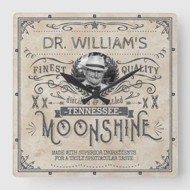 Lustiges Vintages Moonshine Quadratische Wanduhr (Vorderseite)