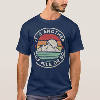 Lustiges Wandern Camping Noch eine halbe Meile ode T-Shirt