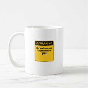 Lustiges Warnschild Der gutaussehende Mann ist hie Kaffeetasse